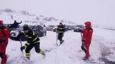 Nieuws: AP-6 sneeuwjacht vangt 3.000 auto's op voor 18 uur