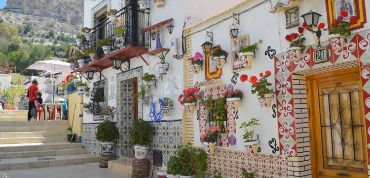 De charmante volkswijk El Barrio in Alicante! 