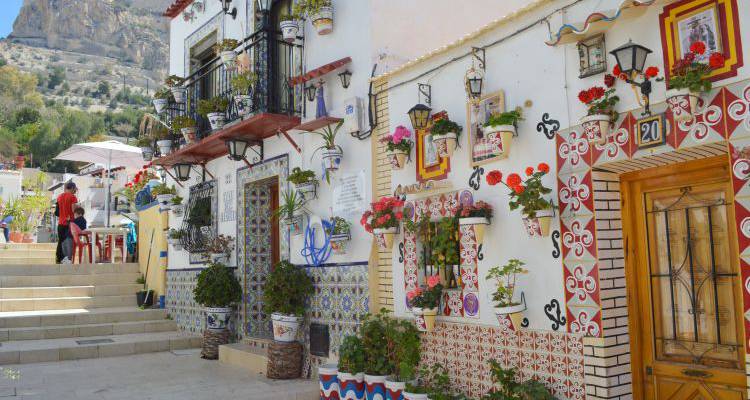 De charmante volkswijk El Barrio in Alicante! 